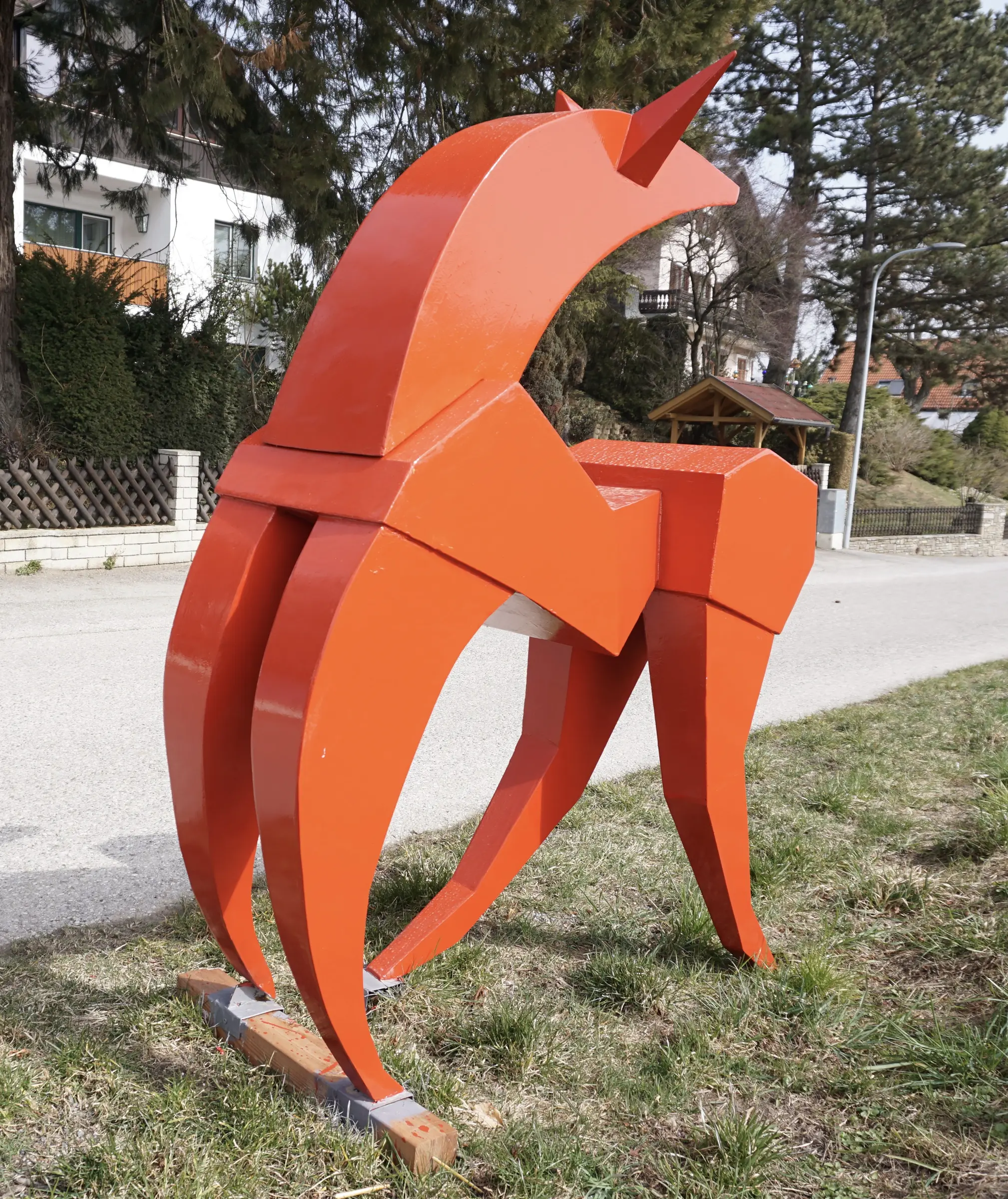 Oranges Pferd — Skulptur, o. J.