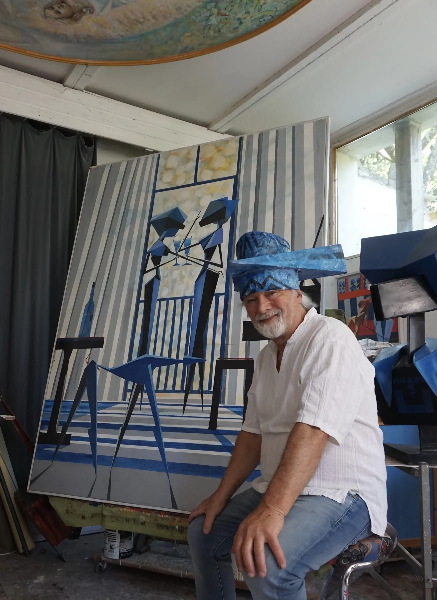 Heinz Knapp im Atelier vor einer Arbeit